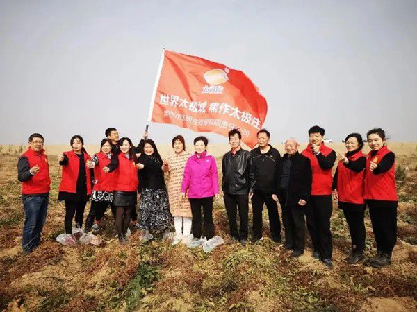 11月12日，眾人翹首以盼的太極莊山藥采挖活動在太極莊公司的溫縣·富硒鐵棍山藥標(biāo)準(zhǔn)化種植基地拉開帷幕